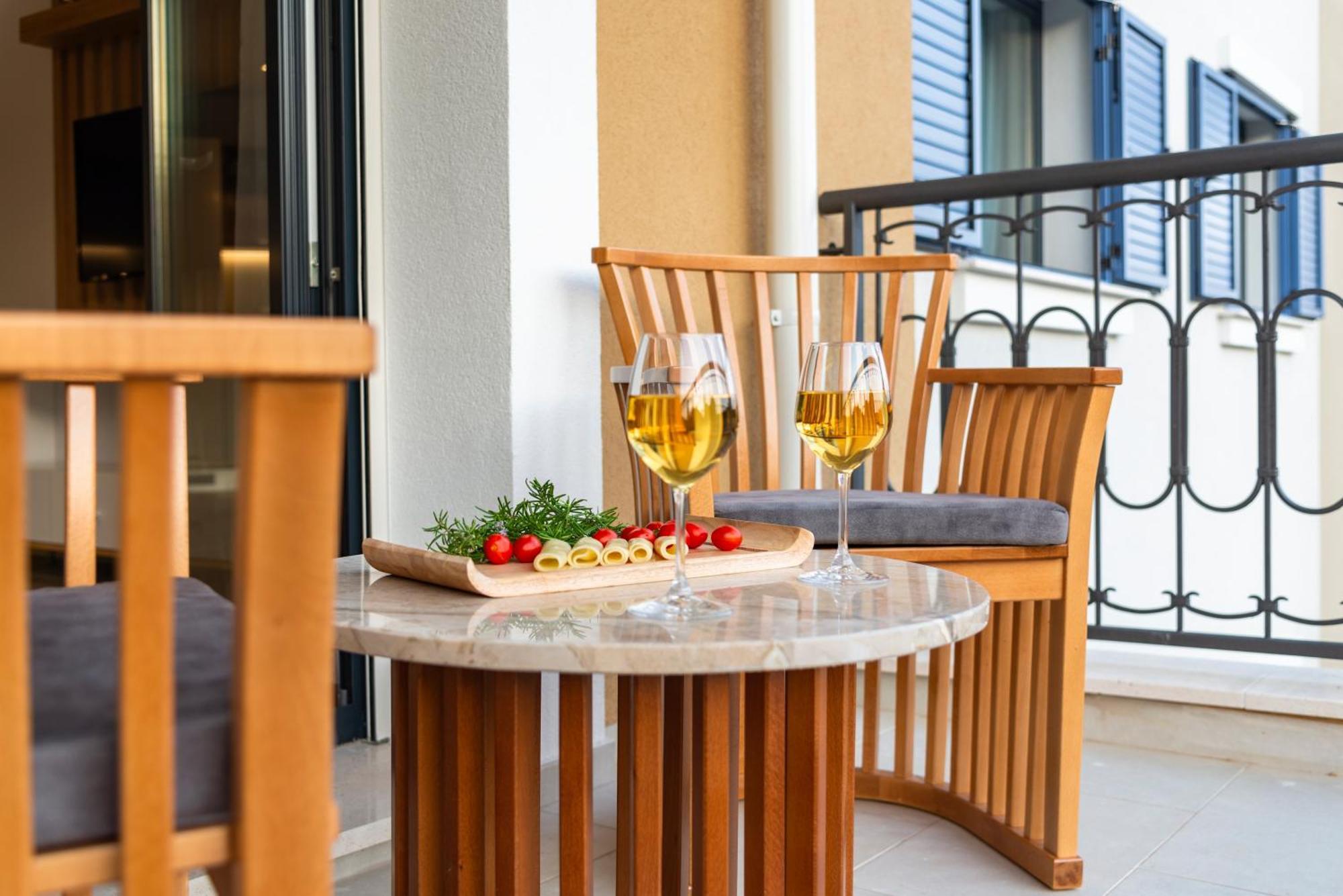 Lustica Apartments Central تيفات الغرفة الصورة